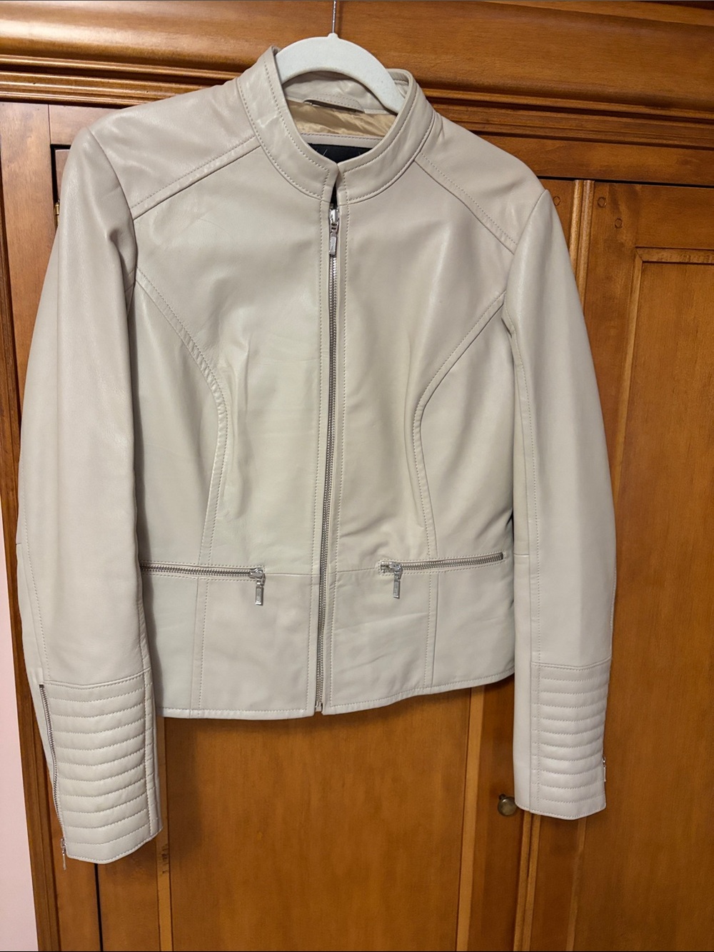 Bod & Christensen Women’s Cream Leather Zip-Front Jacket. Like new